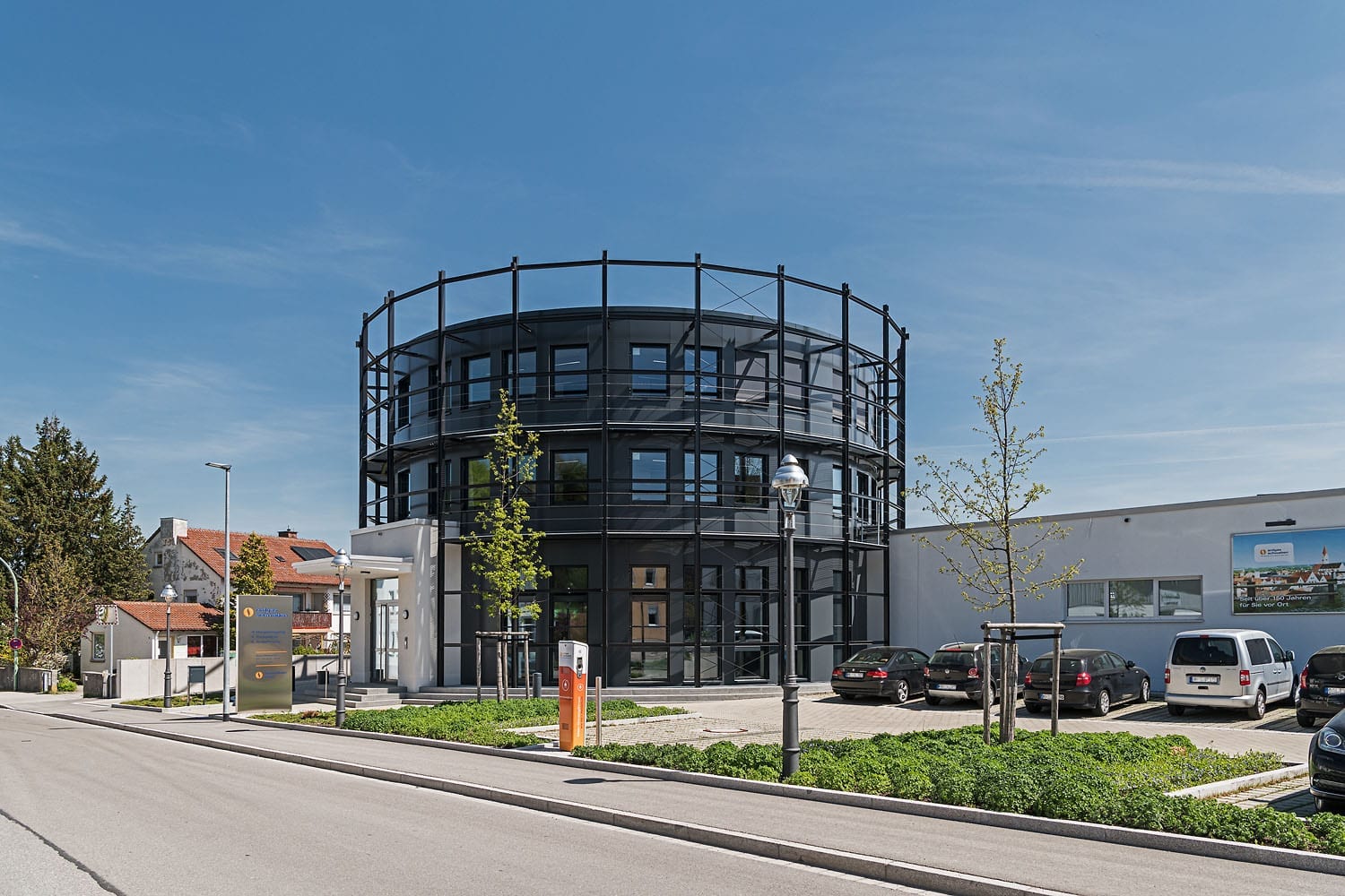 Erdgas Schwaben, runder Turm aus Glas und Aluminium