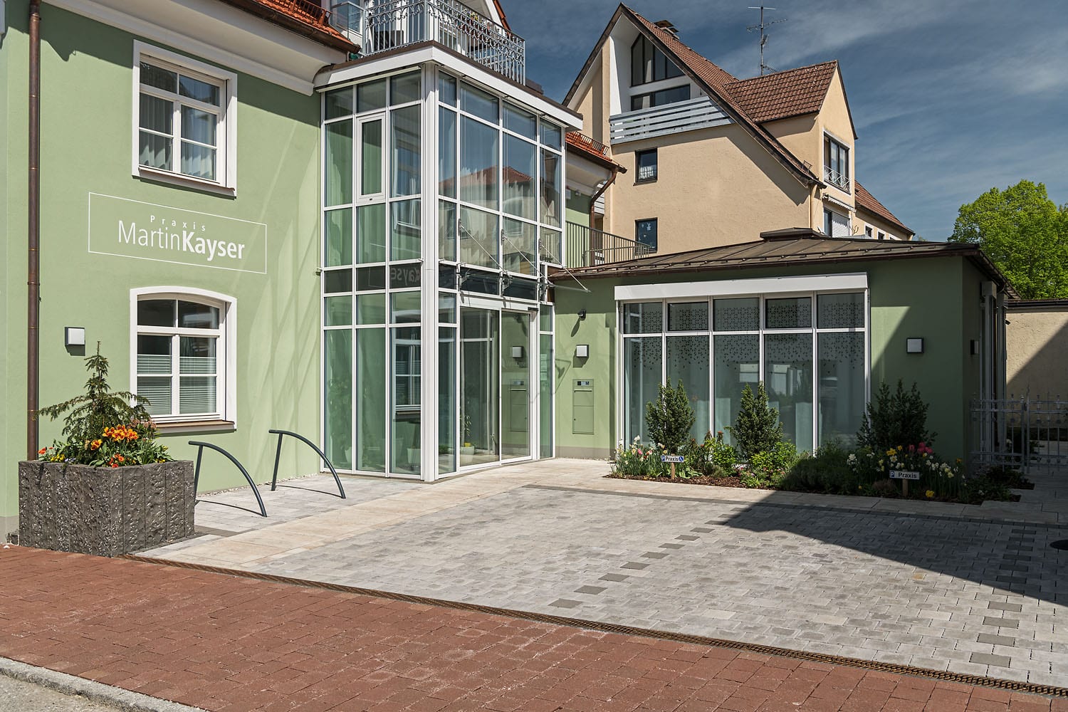 Praxisgebäude Kayser in Schongau, neue Fassade, Windfang, automatische Schiebetüren von glas seele