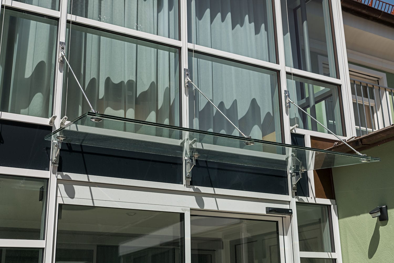 Praxisgebäude Kayser in Schongau, Vordach-Konstruktion aus Glas