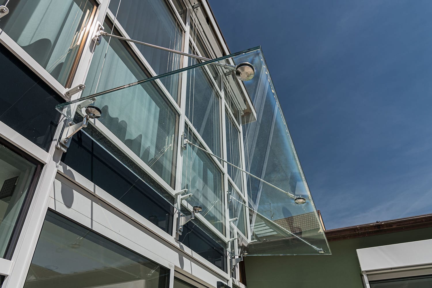 Praxis Kayser, Vordach aus Glas im Eingangbereich der Praxis