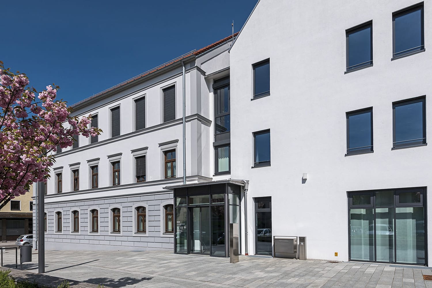 Rathaus Thannhausen, neugestaltetes Gebäude samt Brandschutzelementen