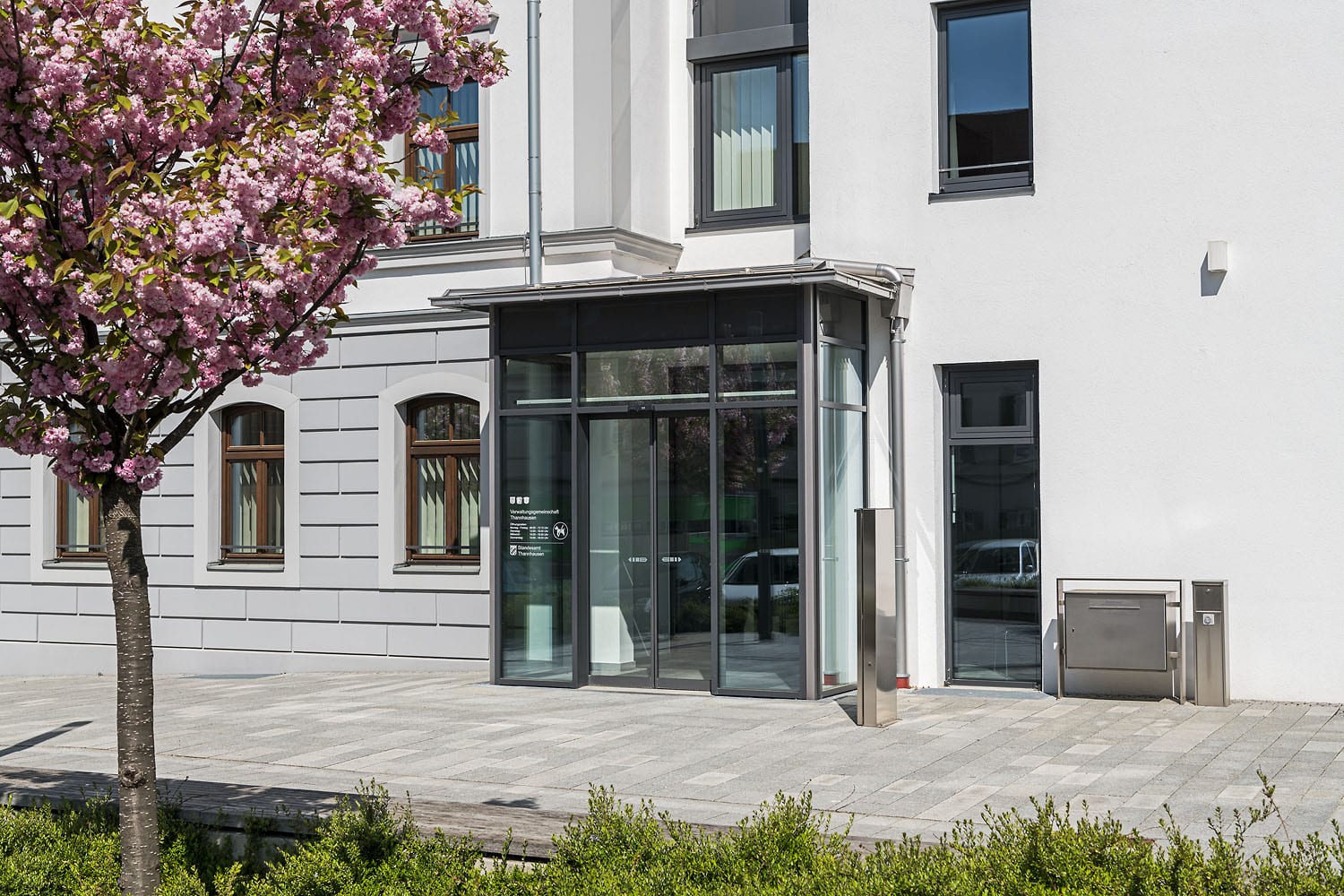 Rathaus in Thannhausen, Eingangsbereich mit neuen Fensterelementen und Windfang
