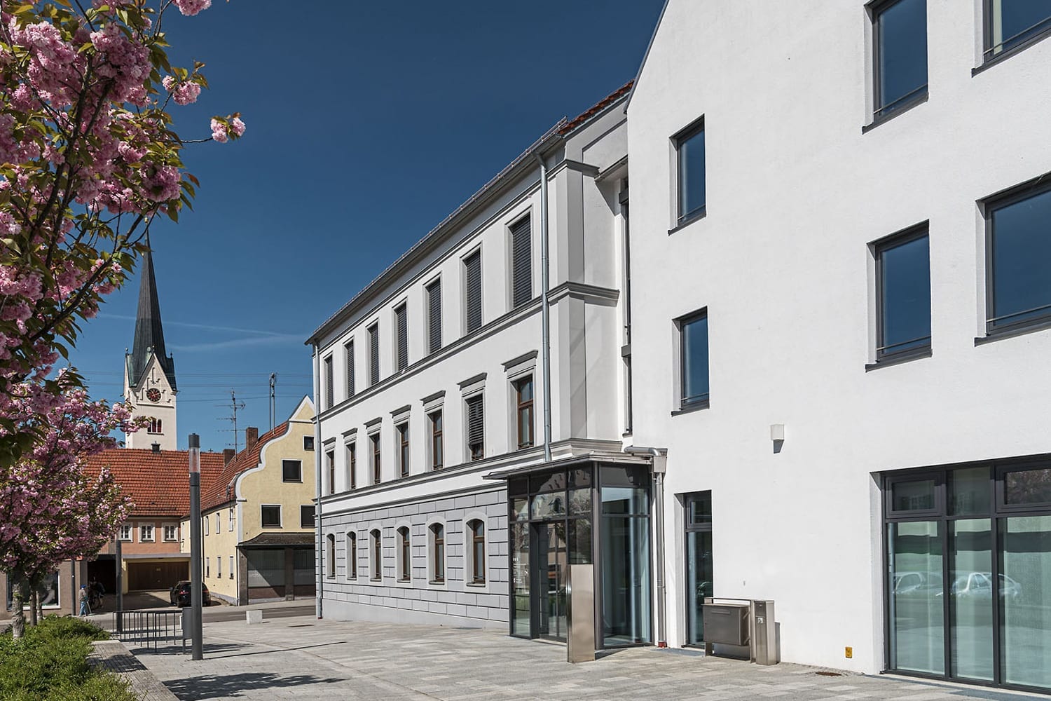 Rathaus-Gebäude in Thannhausen mit neuen Fenster, Windfang und Brandschutzelementen