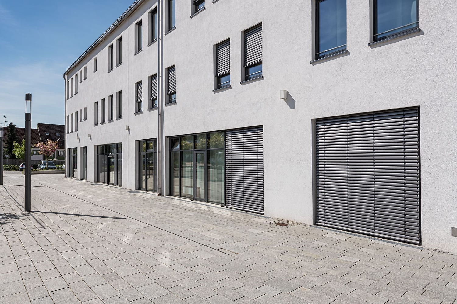 Rathaus Thannhausen, neuverglastes Gebäude mit Lamellen