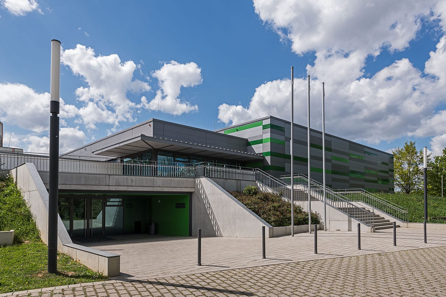 Sporthalle Aldingen mit neuer Fassade