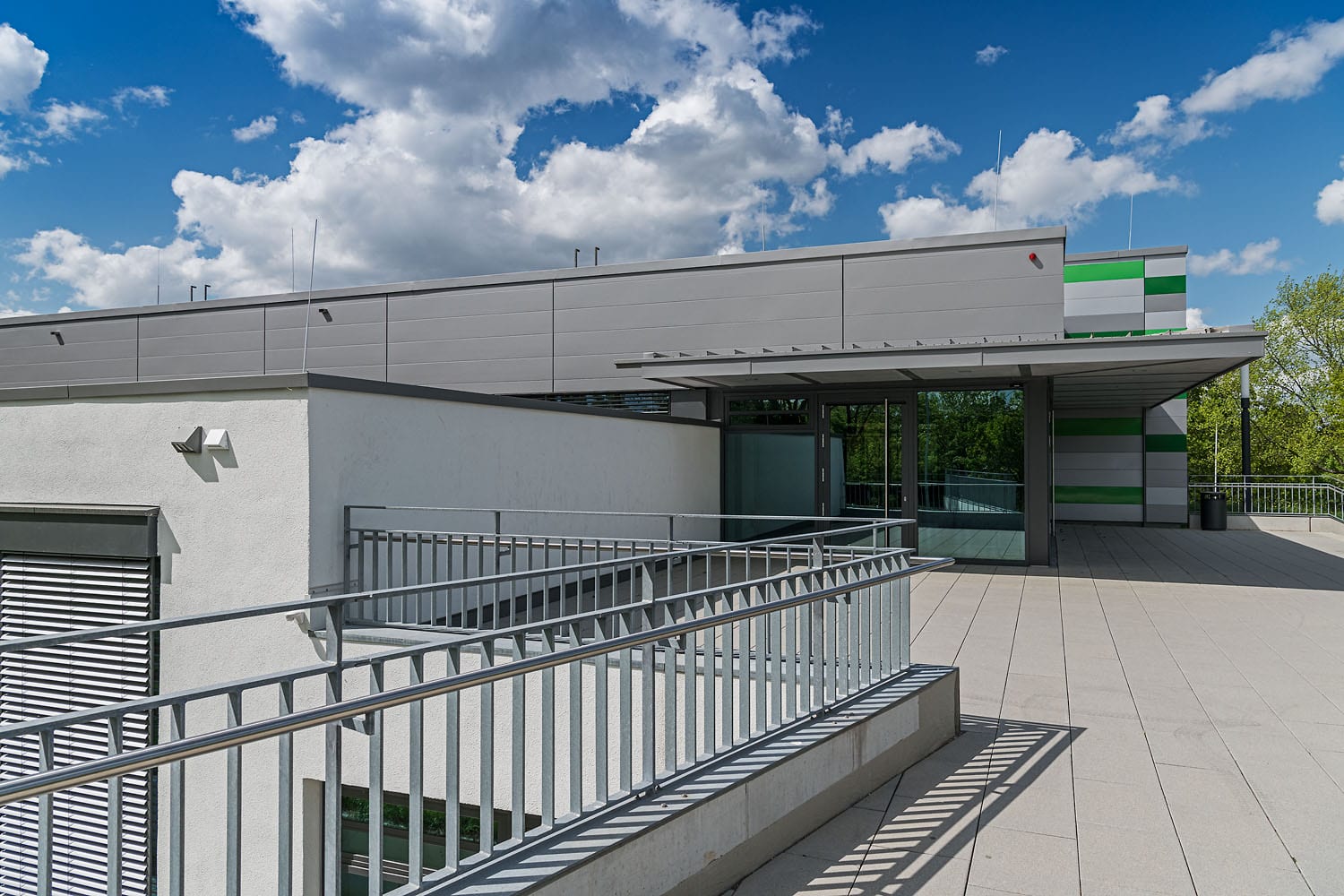 Sporthalle Aldingen mit modernem Sonnenschutz im Eingangsbereich