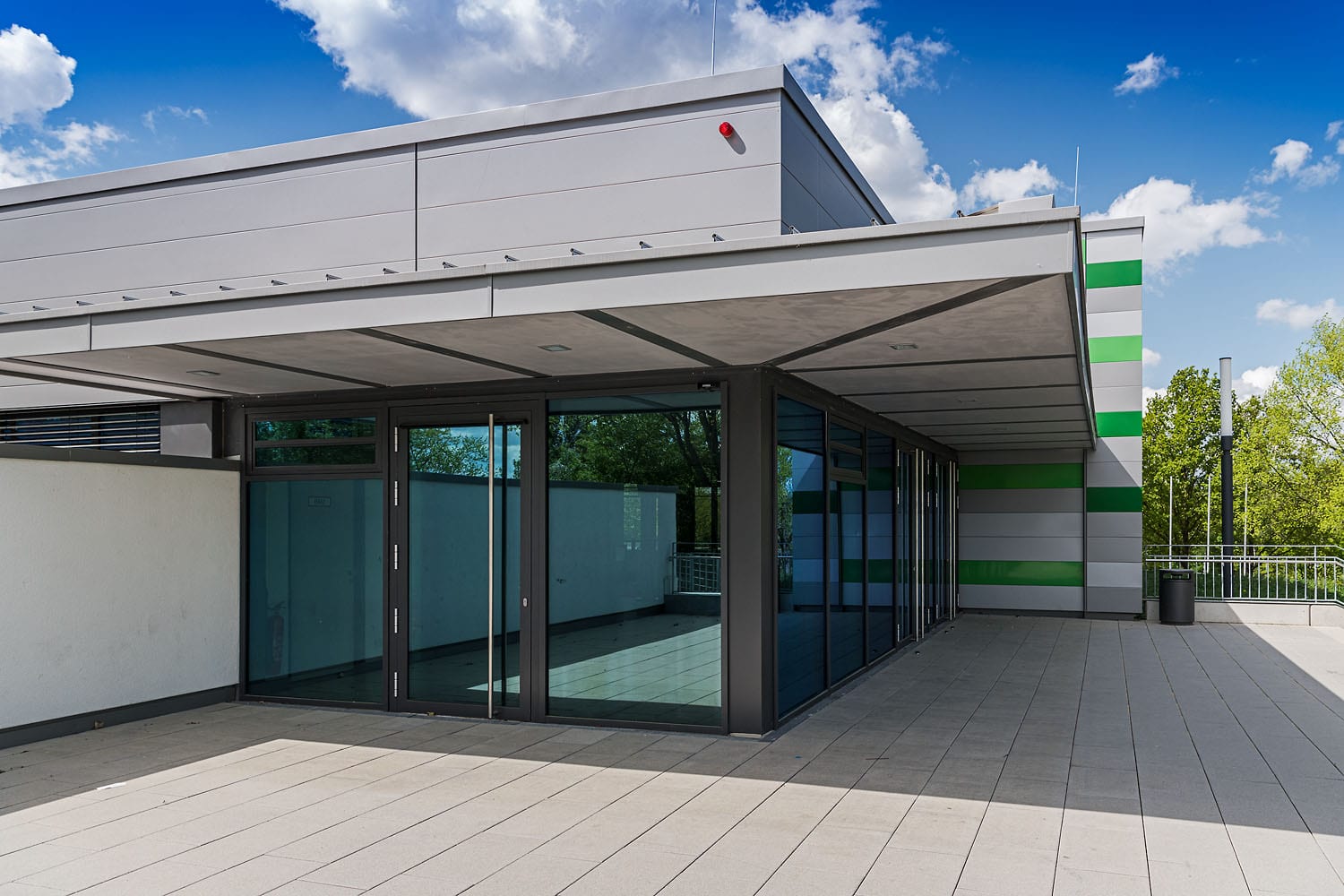 Sporthalle Aldingen, Eingangsbereich mit Sonnenschutz und Brandschutzelementen