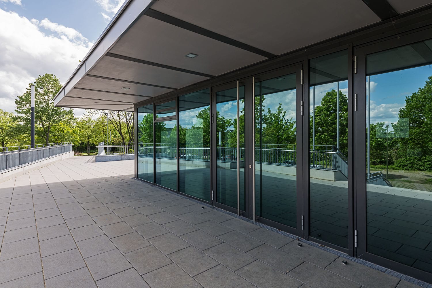 Sporthalle Aldingen mit Sonnenschutz und Verglasung mit Brandschutzelementen