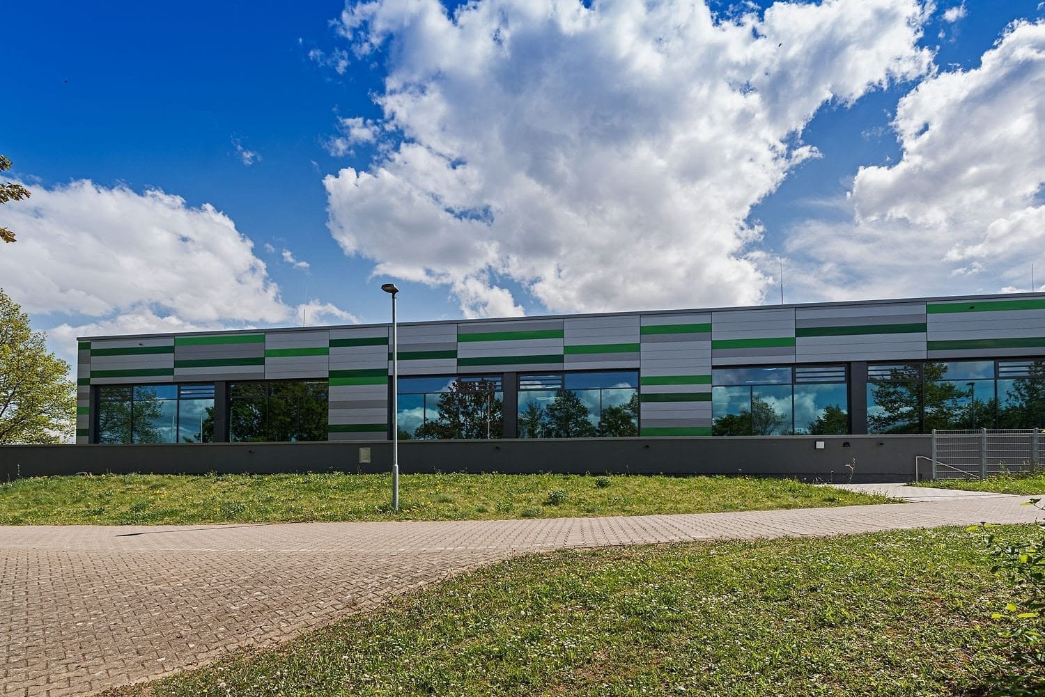 Sporthalle Aldingen, neue Fassade