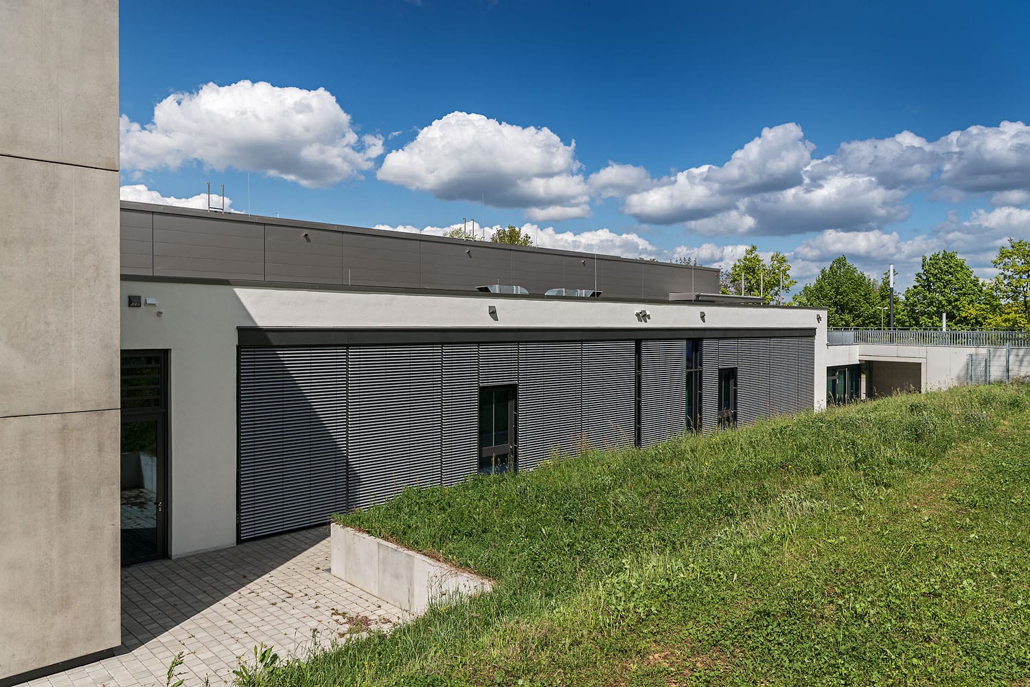 Sporthalle Aldingen mit Sonnenschutz-Lamellen