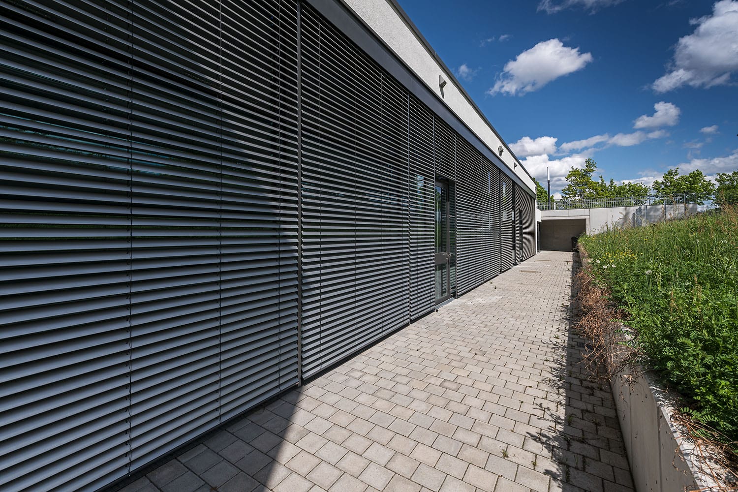 Sporthalle Aldingen mit neuen Sonnenschutz-Lamellen