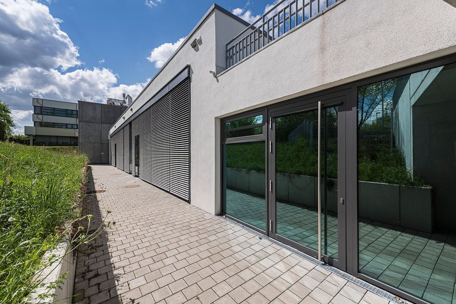 Sporthalle Aldingen modernisierte Fassade mit Brandschutztüren