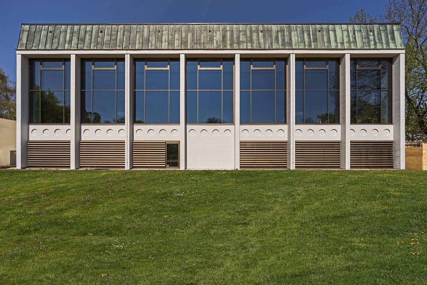 Plärrerbad Augsburg mit neuer P-R-Fassade mit Sonnenschutzglas, feststehenden ABL-Lamellen