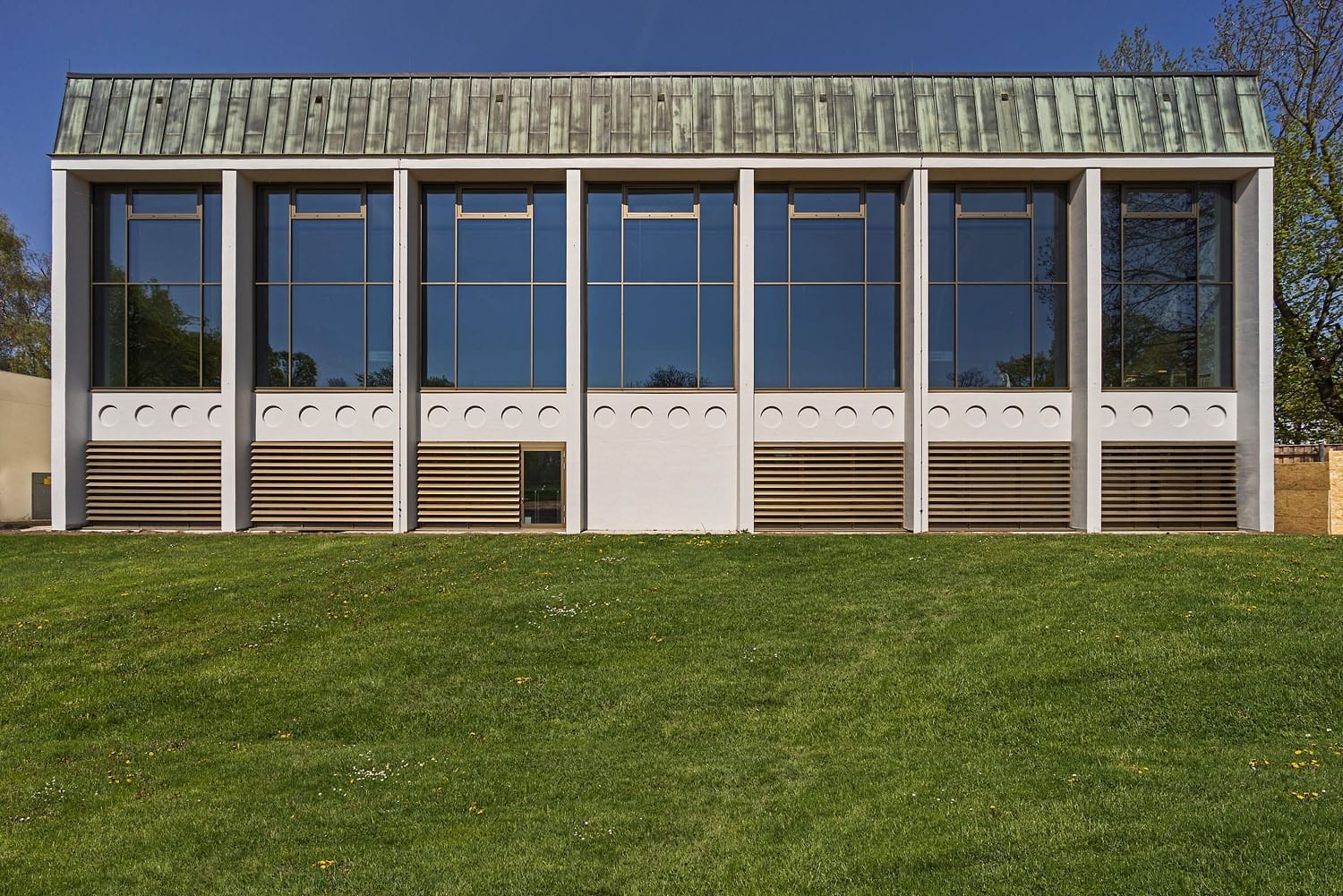 Plärrerbad Augsburg mit neuer P-R-Fassade mit Sonnenschutzglas, feststehenden ABL-Lamellen