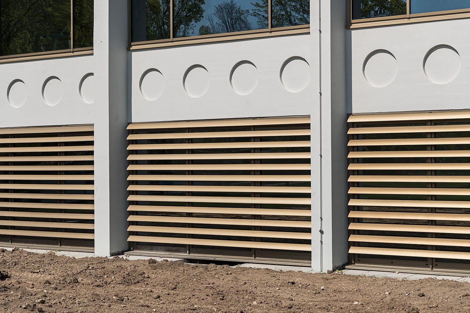 Plärrerbad Augsburg mit neuer Pfosten-Riegel-Fassade mit feststehenden ABL-Lamellen