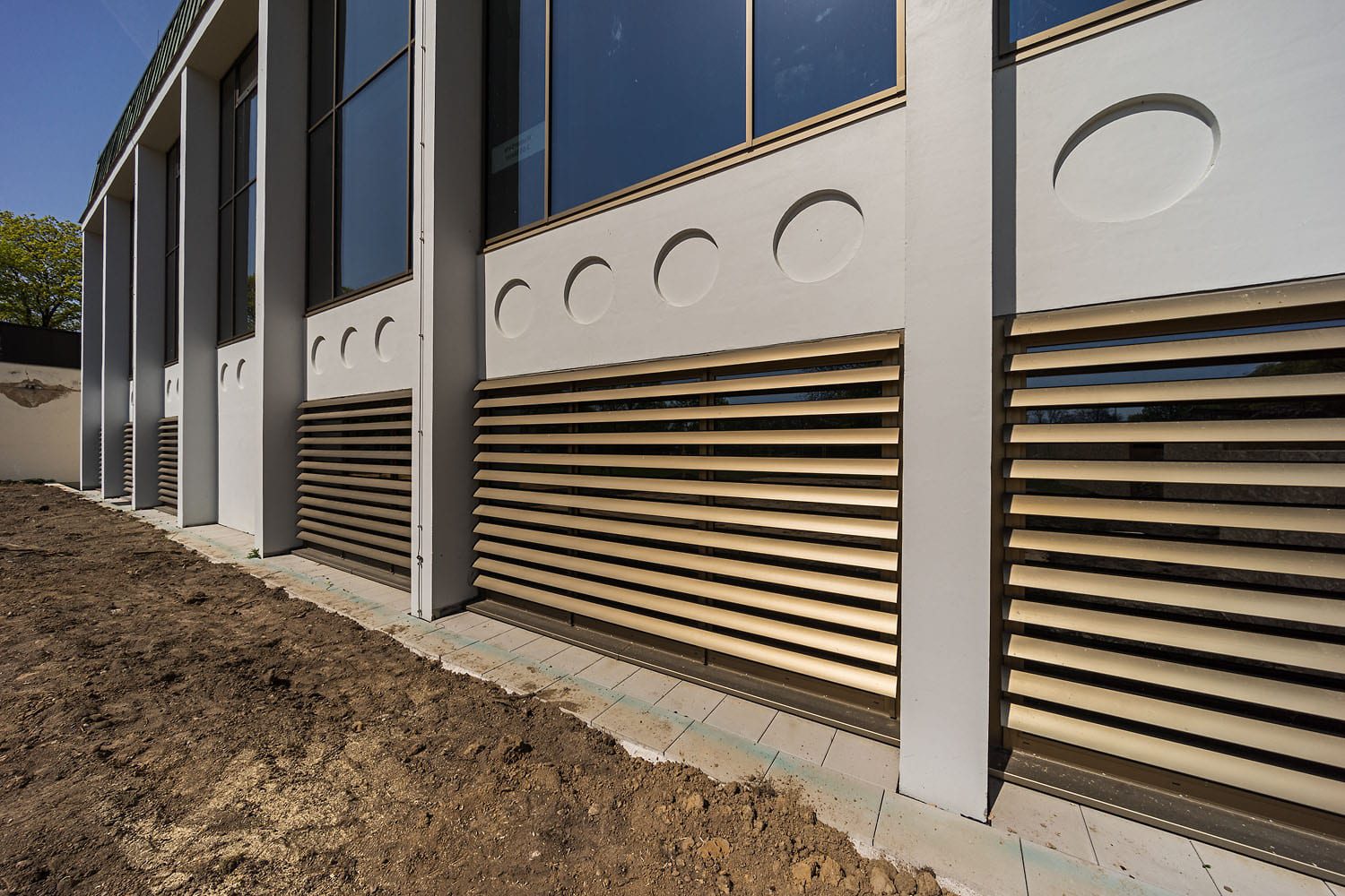 Plärrerbad Augsburg, neue Fassade mit feststehenden ABL-Lamellen