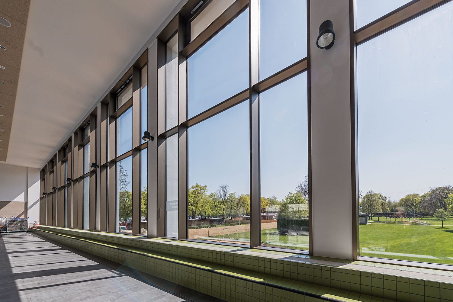 Plärrerbad Augsburg, Fenster mit Sonnenschutzglas, Innenansicht
