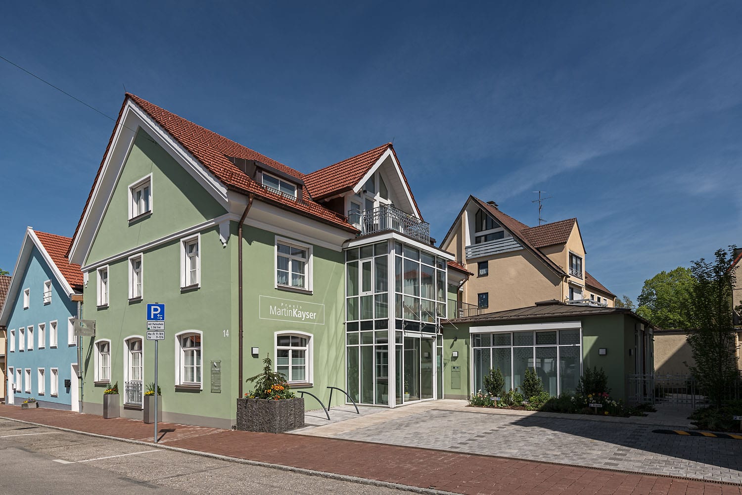 Praxisgebäude Kayser in Schongau, barrierefreier Eingangsbereich, neue Fassade, Windfang und automatische Schiebetüren von glas seele