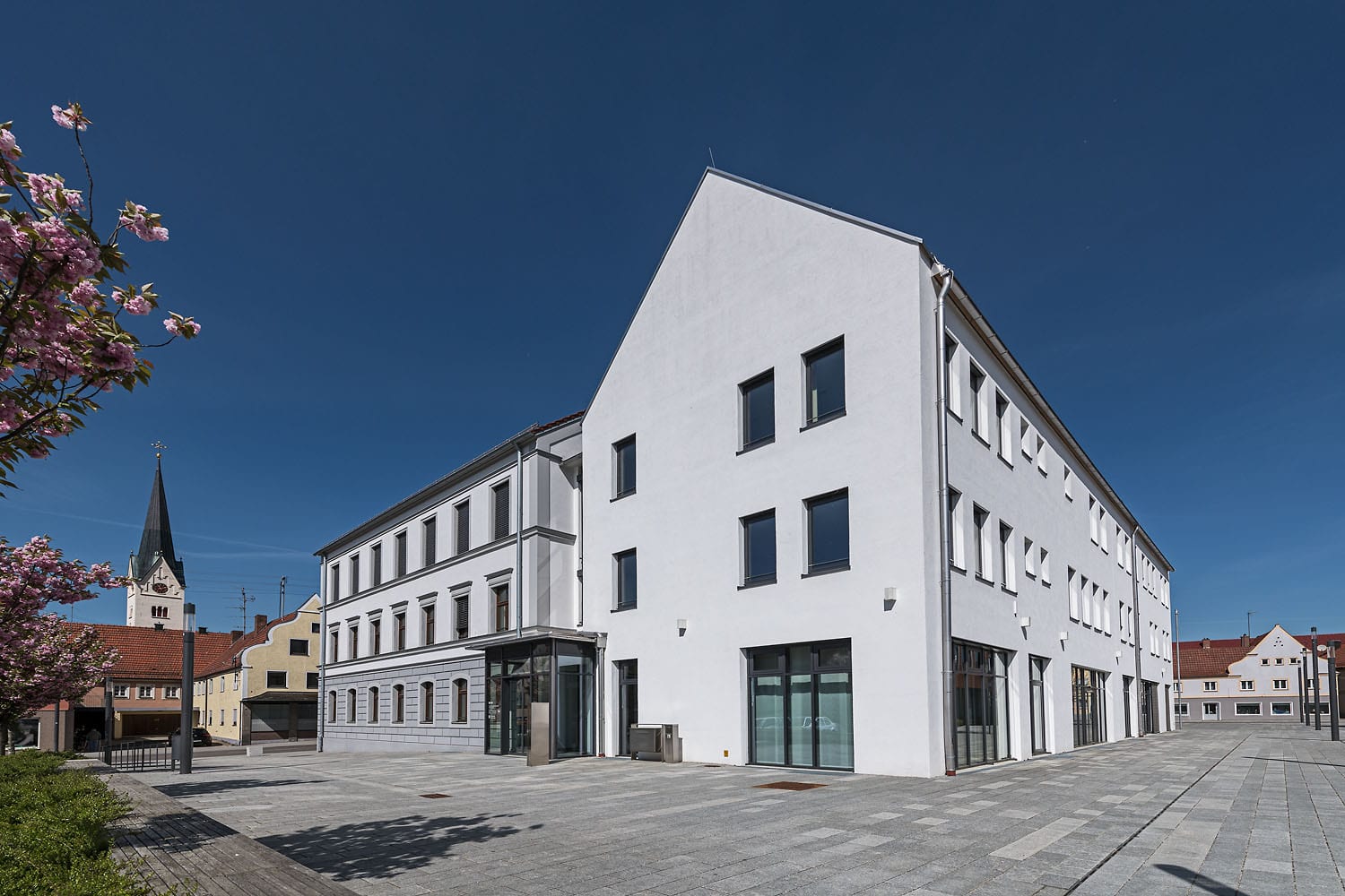 Rathaus in Thannhausen, neugestaltetes Gebäude, Außenansicht