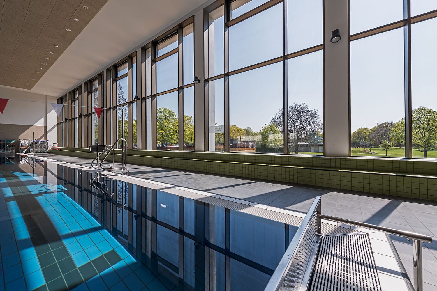 Plärrerbad Augsburg, Fenster mit Sonnenschutzglas, Innenansicht