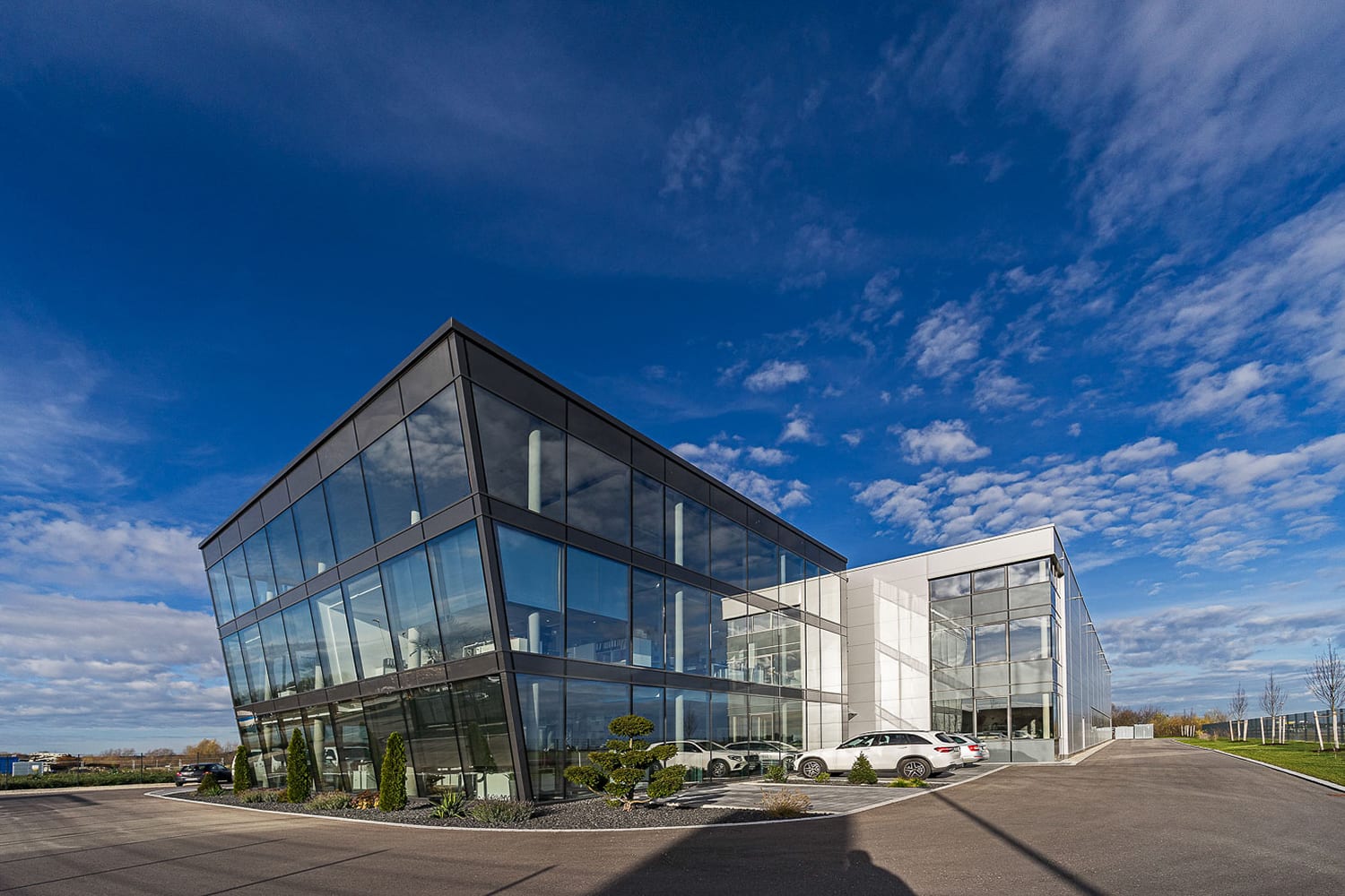 glas seele, Bürogebäude mit extravaganten Trakt für Planung und Verwaltung