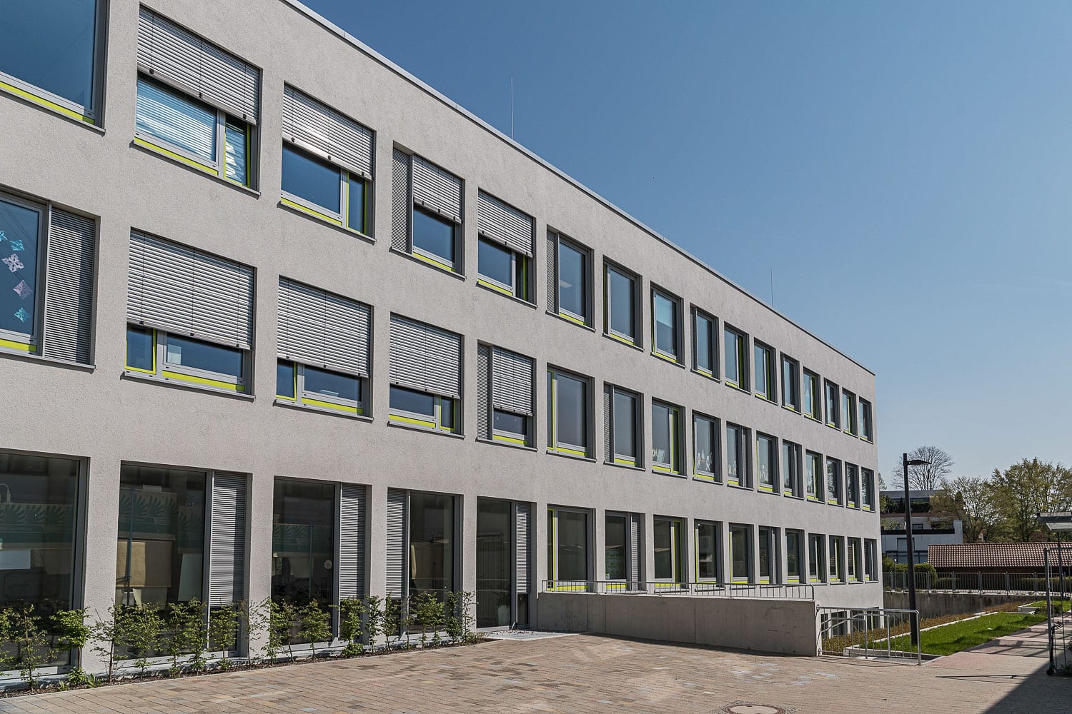 Eichenwaldschule, Fensterfront mit Sonnenschutz