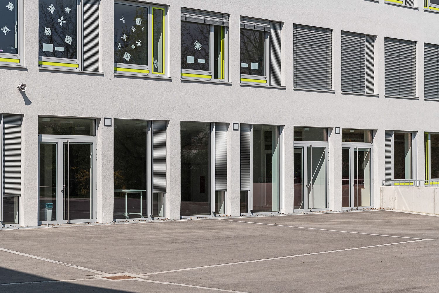 Eichenwaldschule, Sonnenschutz an bodentiefen Fensterfronten