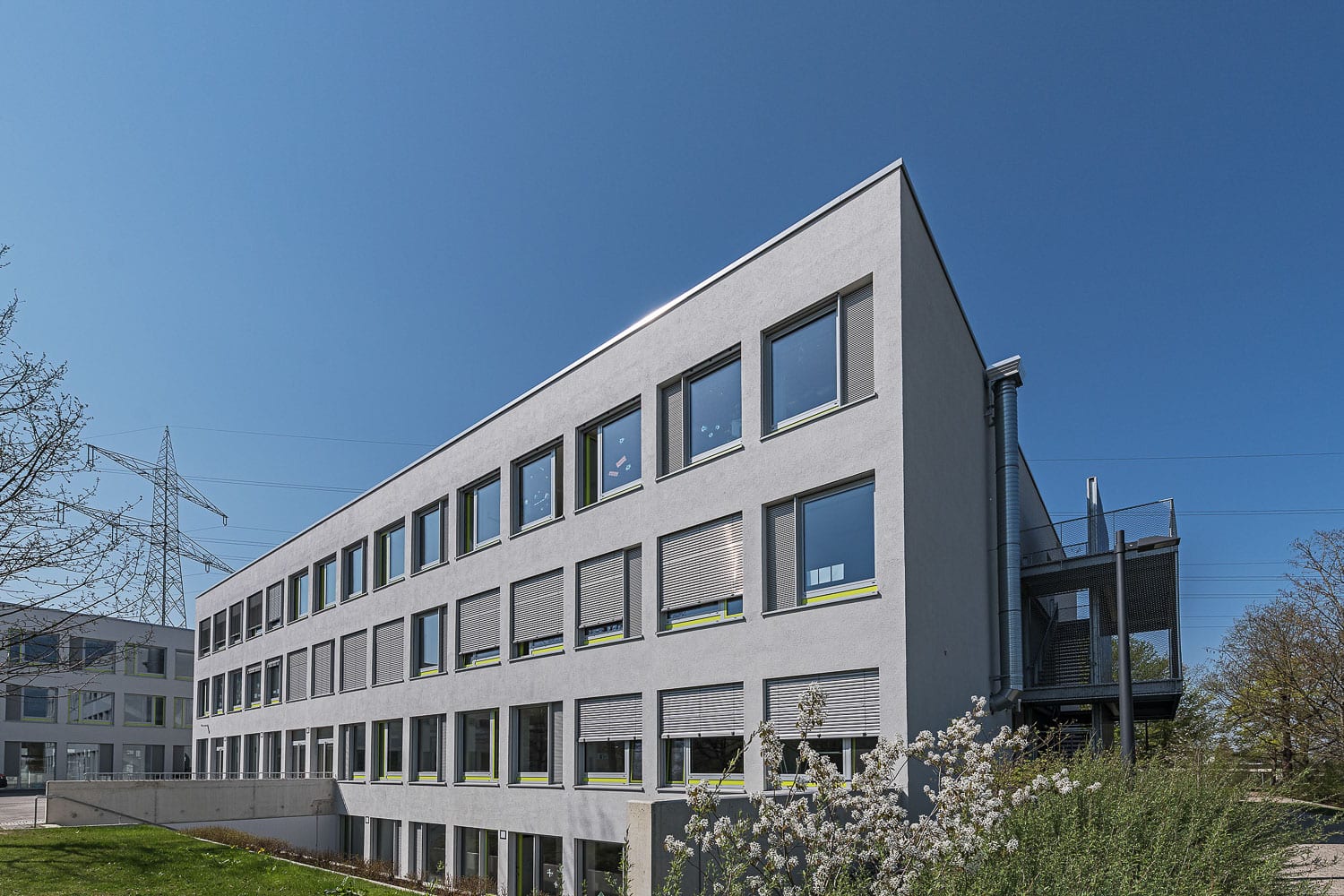 Eichenwaldschule mit selbstregulierendem Lüftungssystem von glas seele, für optimales Lernklima