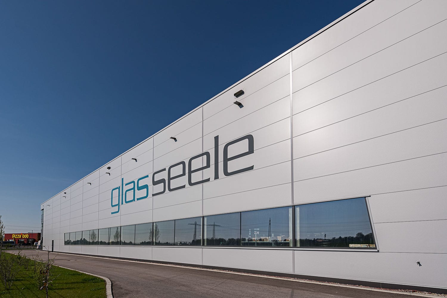 glas seele, Fassade des Fertigungsbereichs mit glasseele Aufschrift