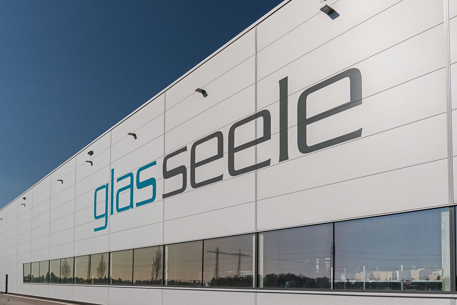 glas seele, Fassade des Fertigungsbereichs mit glasseele Aufschrift