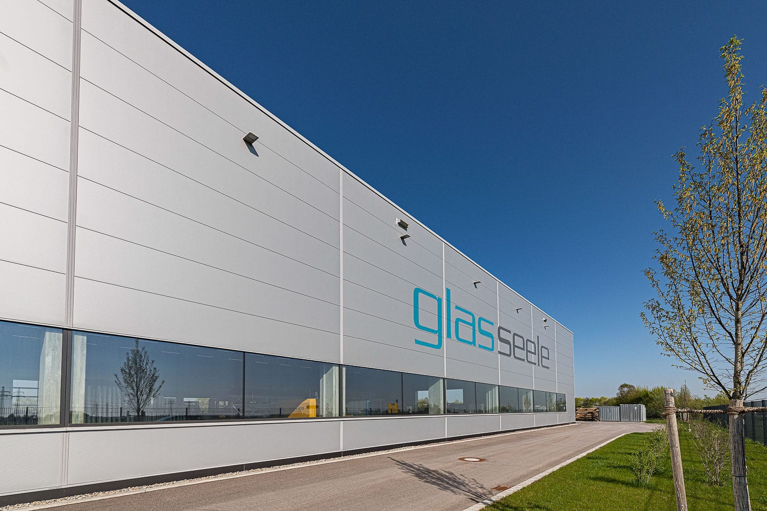 glas seele, Fassade des Fertigungsbereichs mit glasseele Aufschrift