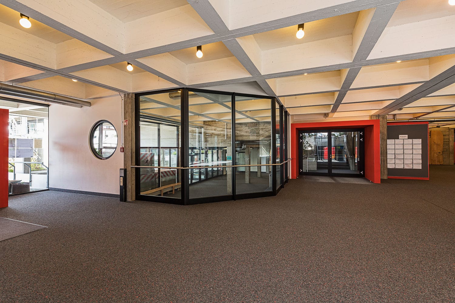 Gymnasium Friedberg, Innenraum mit Brandschutzfassaden, Rauch- und Brandschutztüren