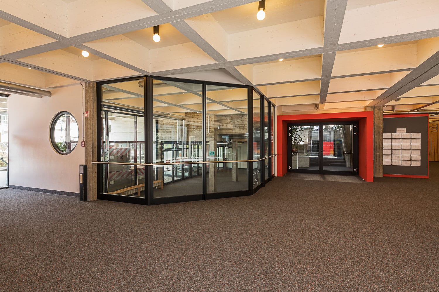 Gymnasium Friedberg, Innenraum mit Brandschutzfassaden, Rauch- und Brandschutztüren