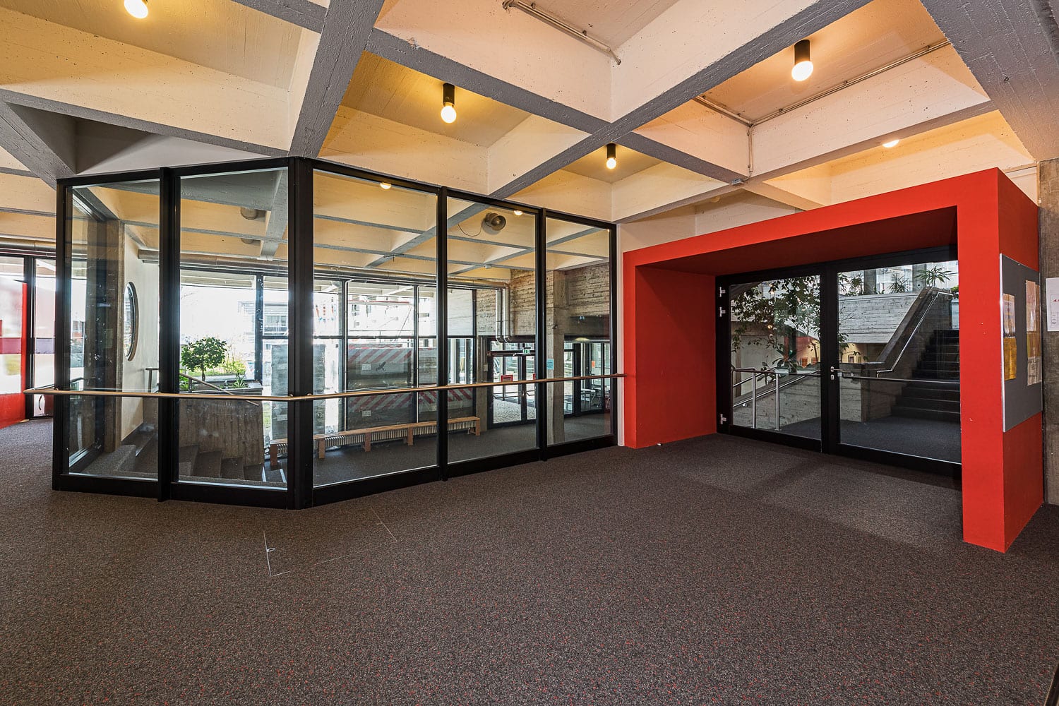 Gymnasium Friedberg, Innenraum mit Brandschutzfassaden, Rauch- und Brandschutztüren