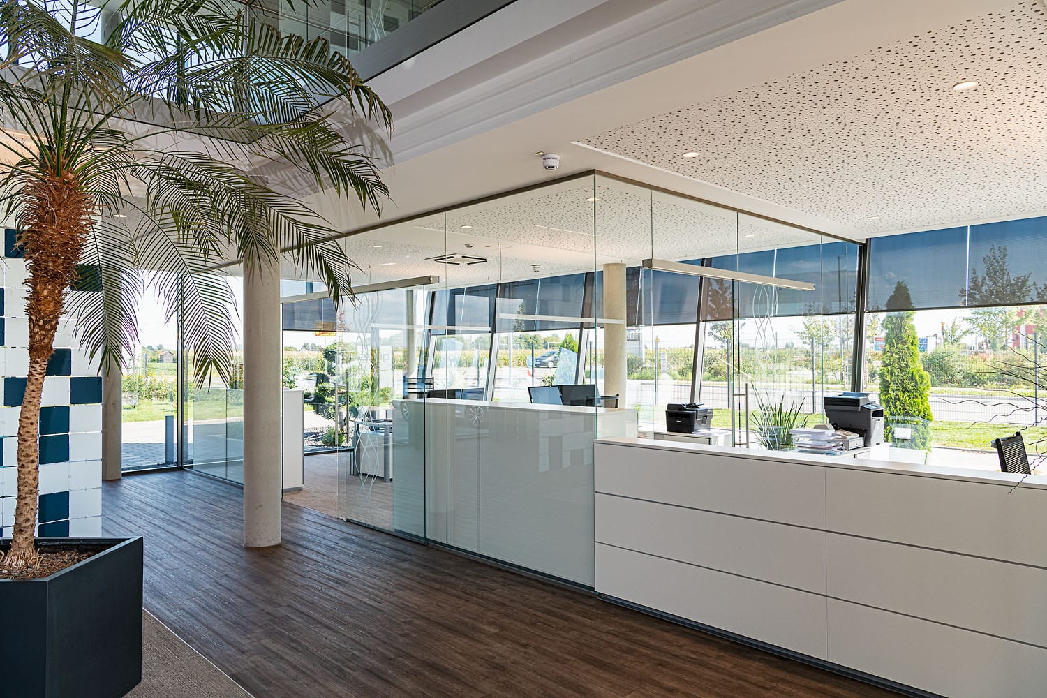 glas seele, vollverglaster Büroraum im Eingangsbereich