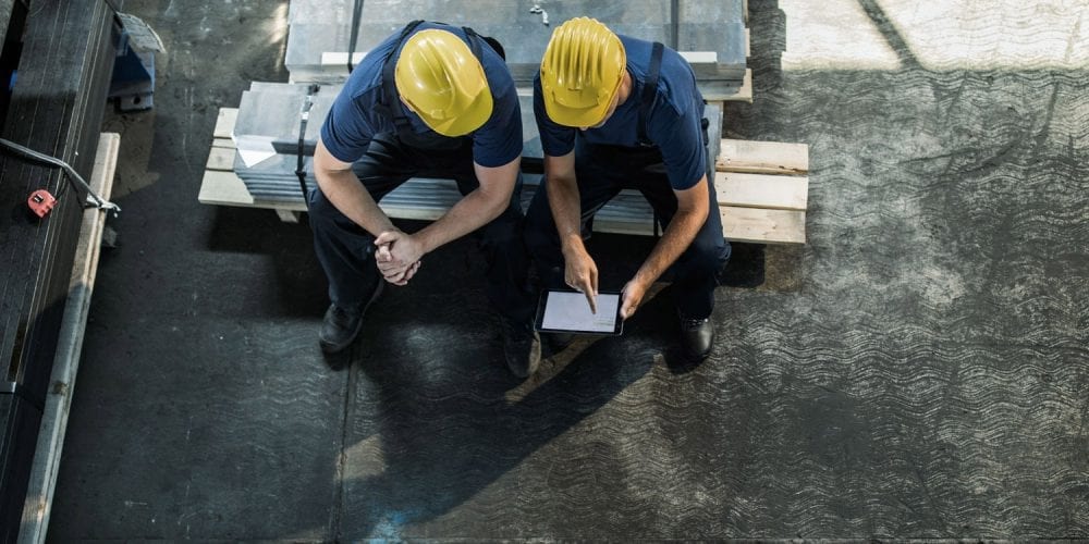 glas seele, zwei Arbeiter mit einem Tablet