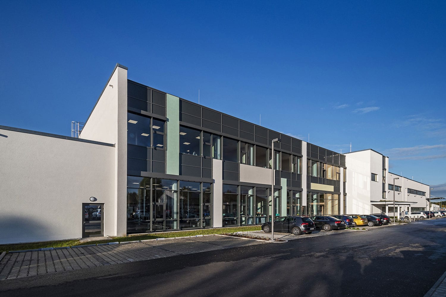 Julius Zorn GmbH Firmengebäude, modernisierte Fassade mit Sonnenschutz von glas seele