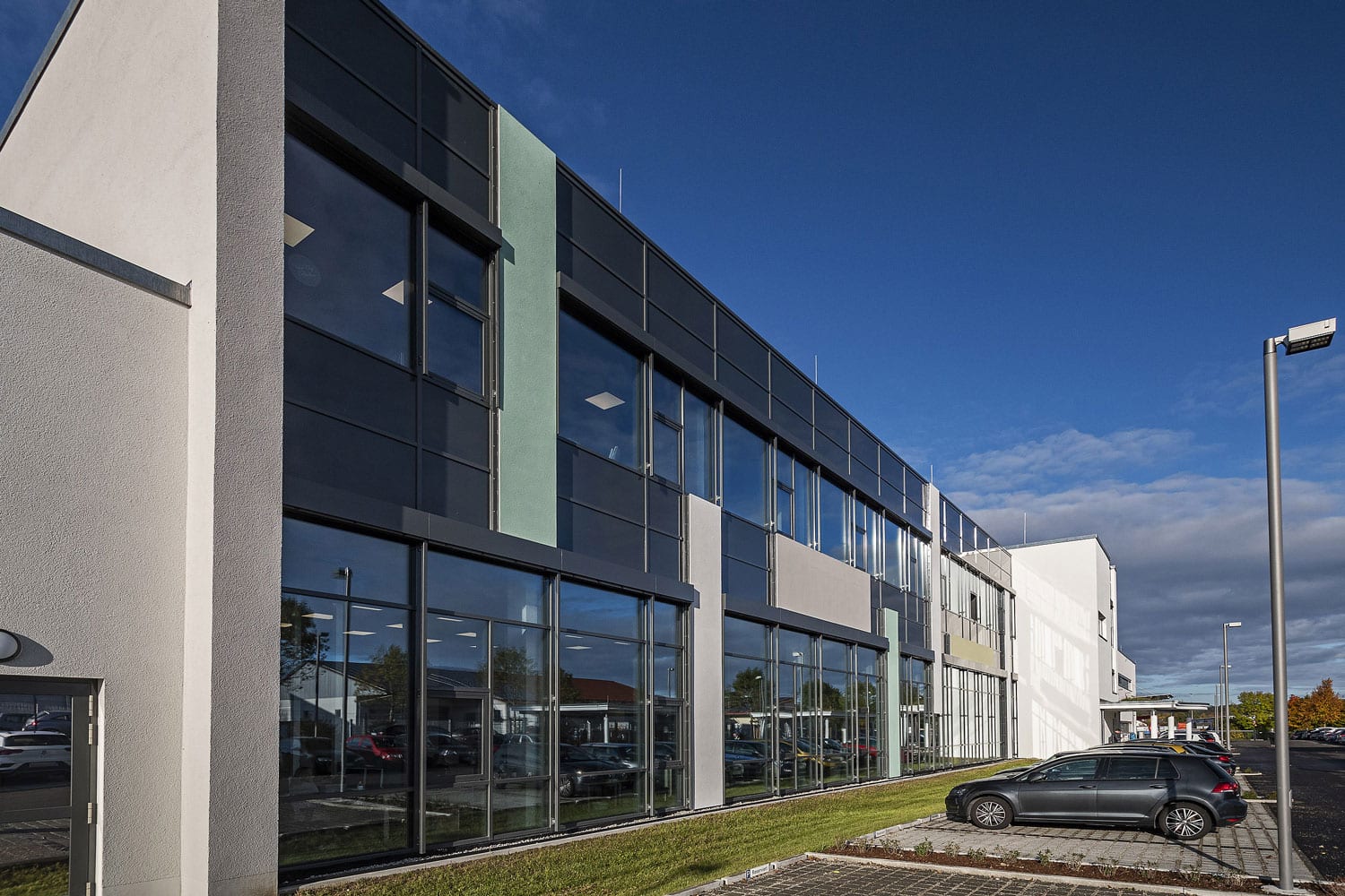 Julius Zorn GmbH Firmengebäude, Fensterbänder mit Sonnenschutz von glas seele