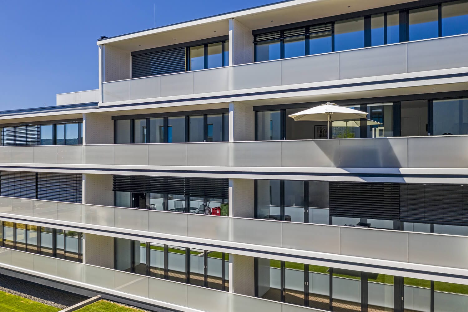 glas seele, Stadtoval Aalen Gebäudefront mit Balkonen