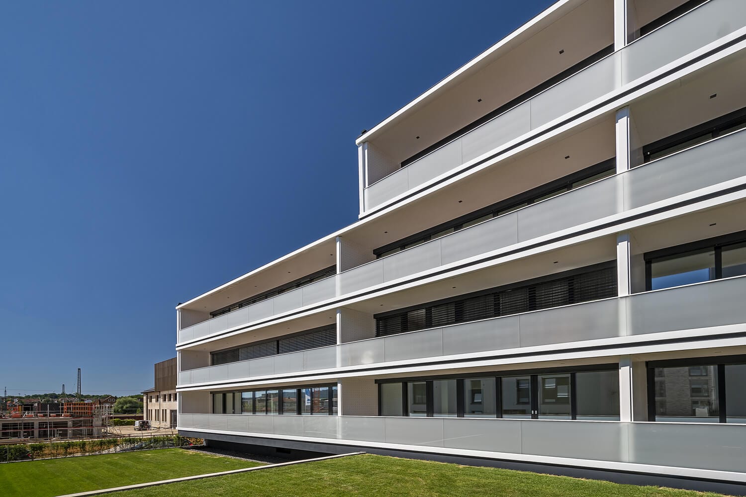 glas seele, Stadtoval Aalen glas seele, Stadtoval Aalen Gebäudefront mit Balkonen