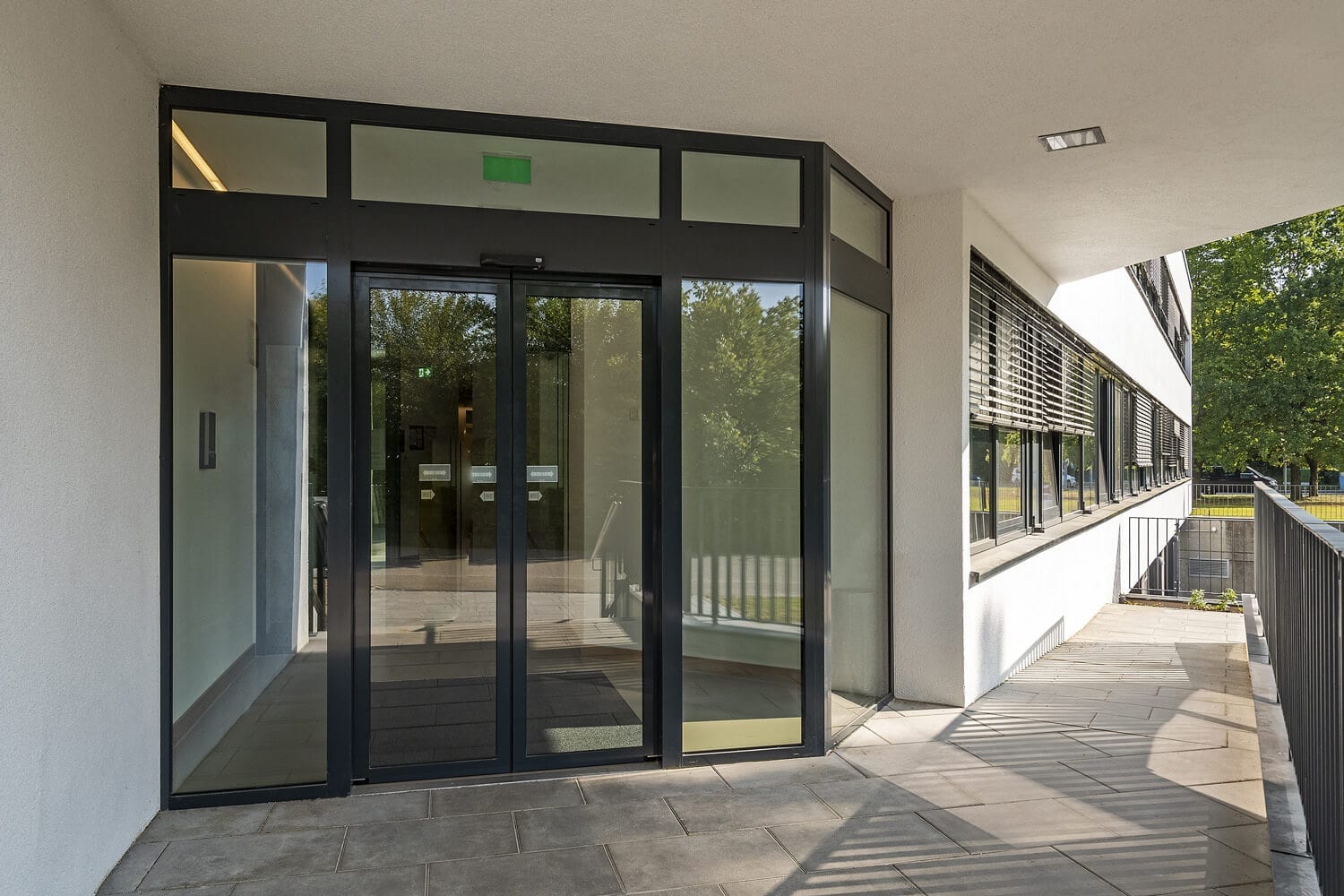 glas seele Referenz BKH Ambulanz Augsburg, Türen mit Einbruchschutz, Teleskopschiebetüren