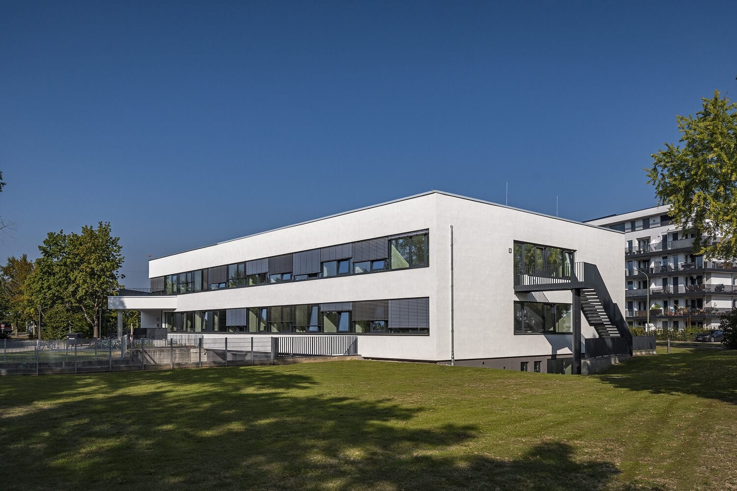 glas seele Referenz BKH Ambulanz Augsburg, Gebäude mit angebrachtem Sonnenschutz