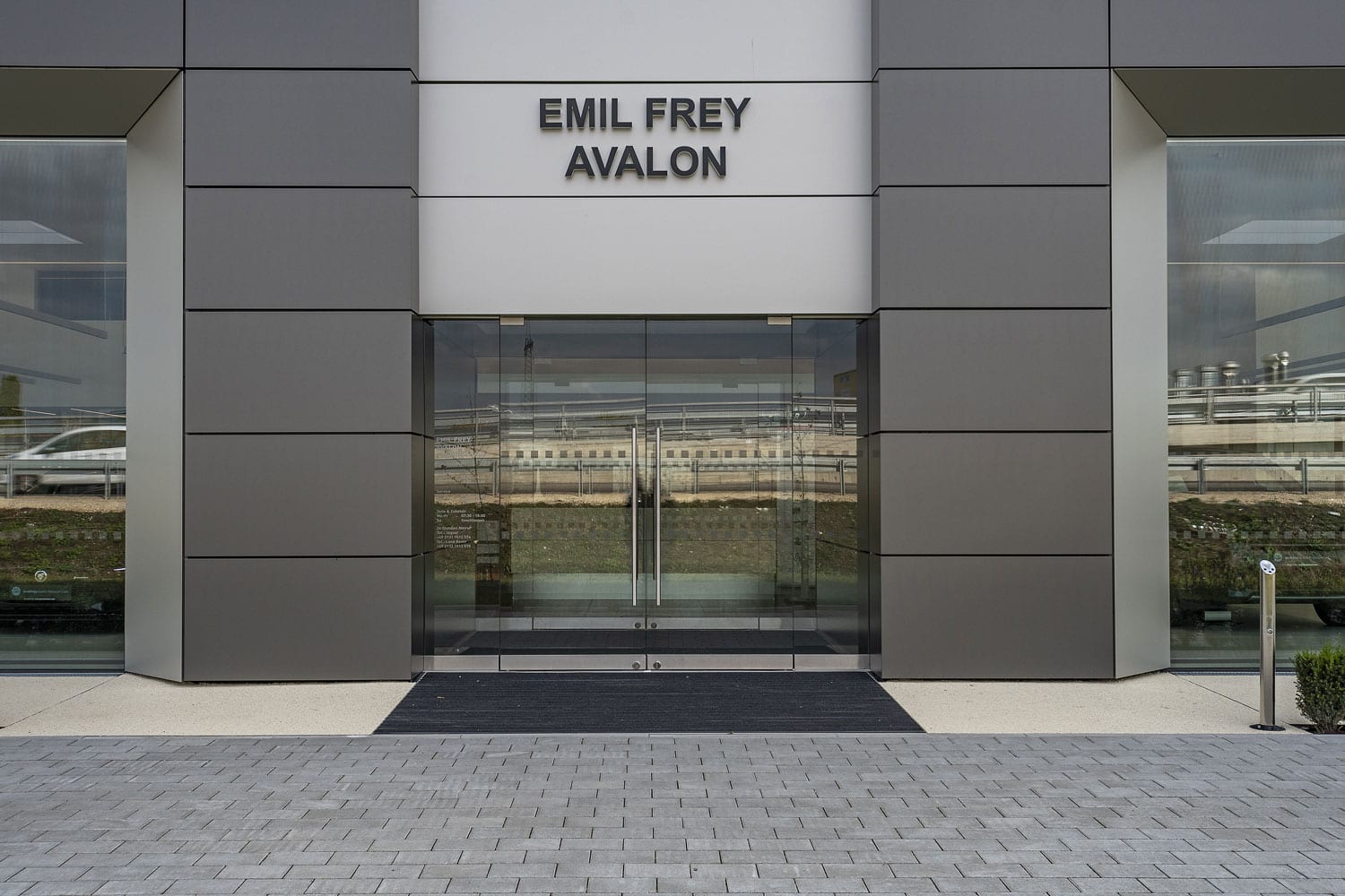 glas seele Referenz: Autohaus Frey, Glasfassade mit Structural-Glazing, Glastür