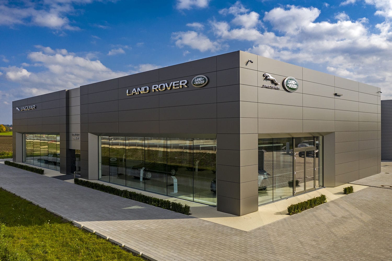 glas seele Referenz: Autohaus Frey, Jaguar - Landrover, Glasfassade mit Structural-Glazing