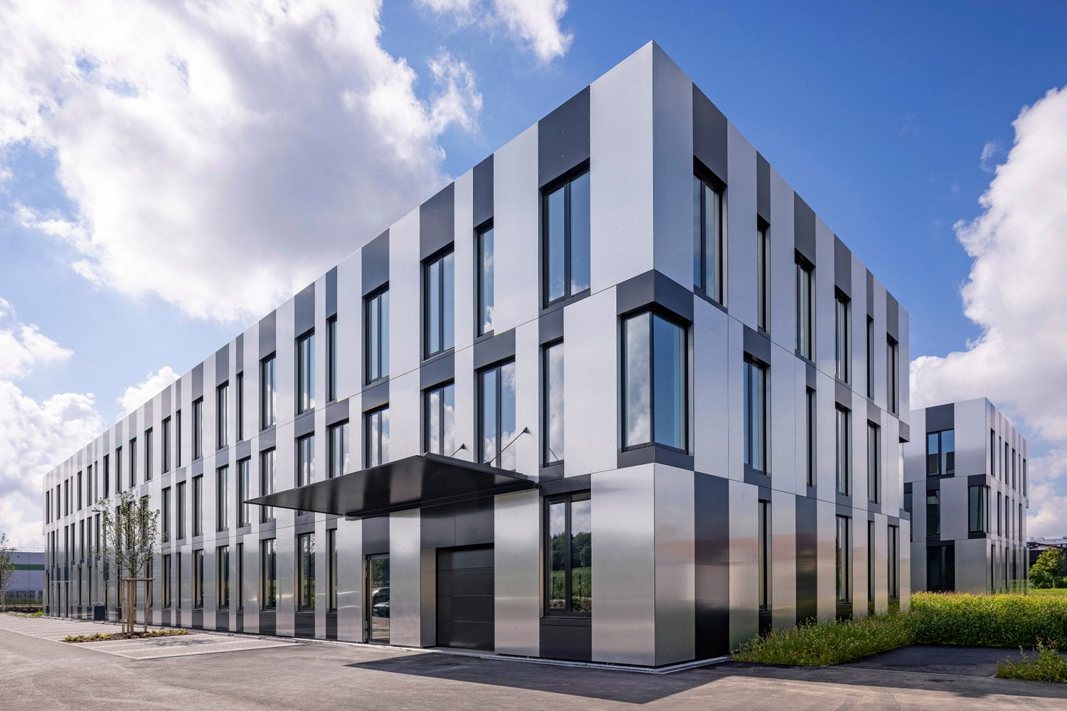 glas seele Referenz Referenz VIP 96 Rösch, Gilching, Außenaufnahme von Pfosten-Riegel-Fassade, neue Fenster, Außentüren Brandschutztüren