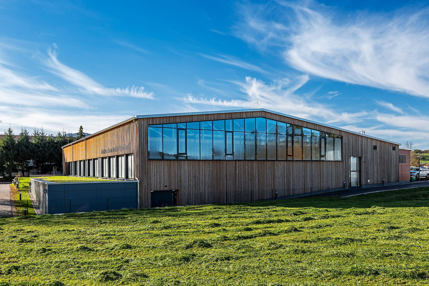 glas seele Referenz Turnhalle Siegsdorf, Außenansicht Pfosten-Riegel-Fassade