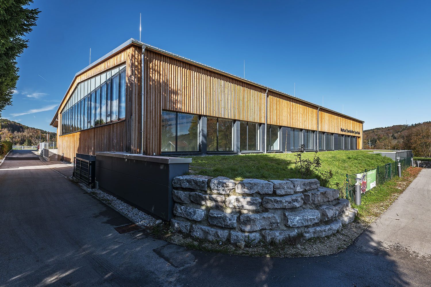 glas seele Referenz Turnhalle Siegsdorf, Außenansicht Pfosten-Riegel-Fassade
