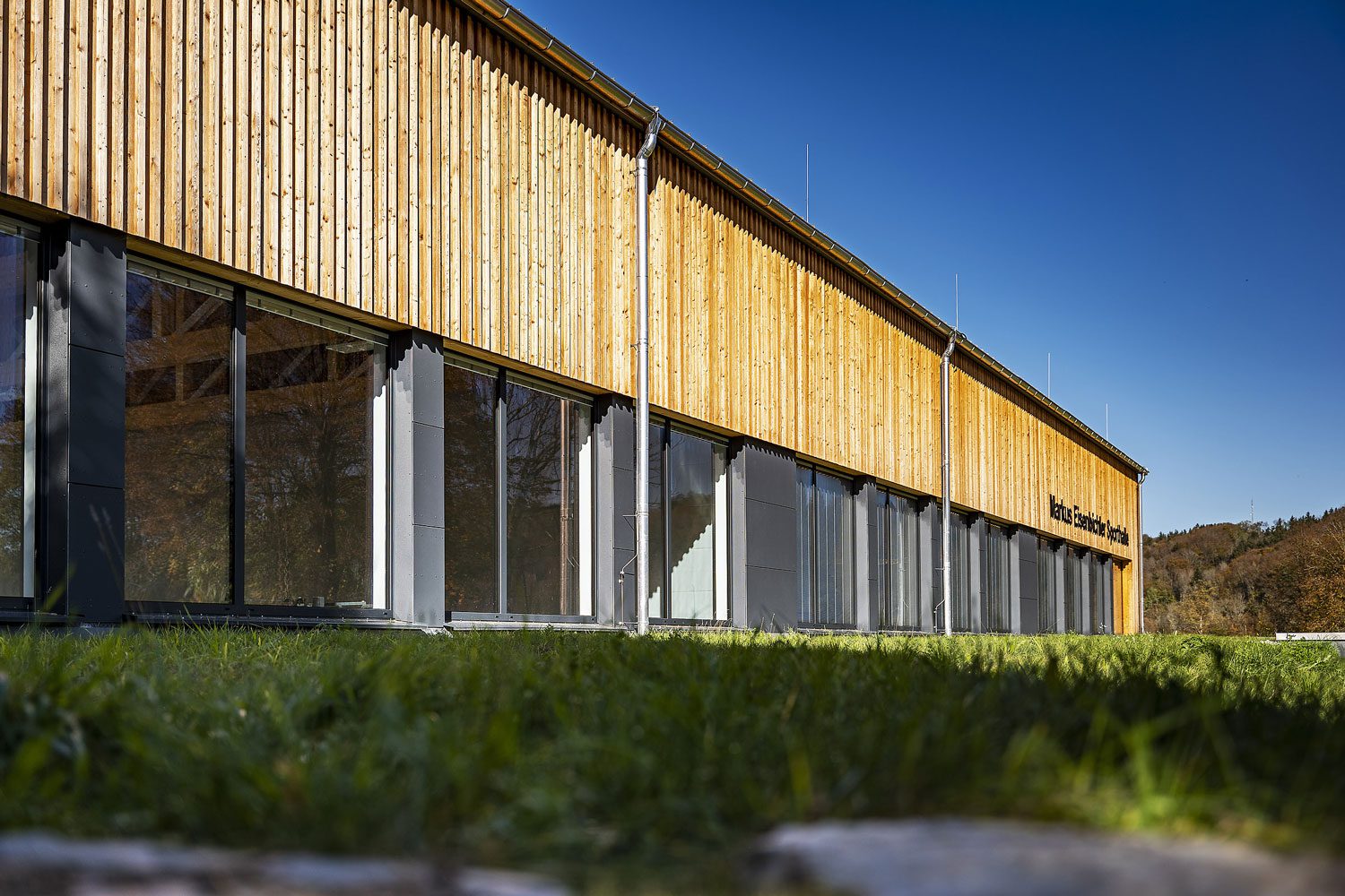 glas seele Referenz Turnhalle Siegsdorf, Außenansicht Pfosten-Riegel-Fassade