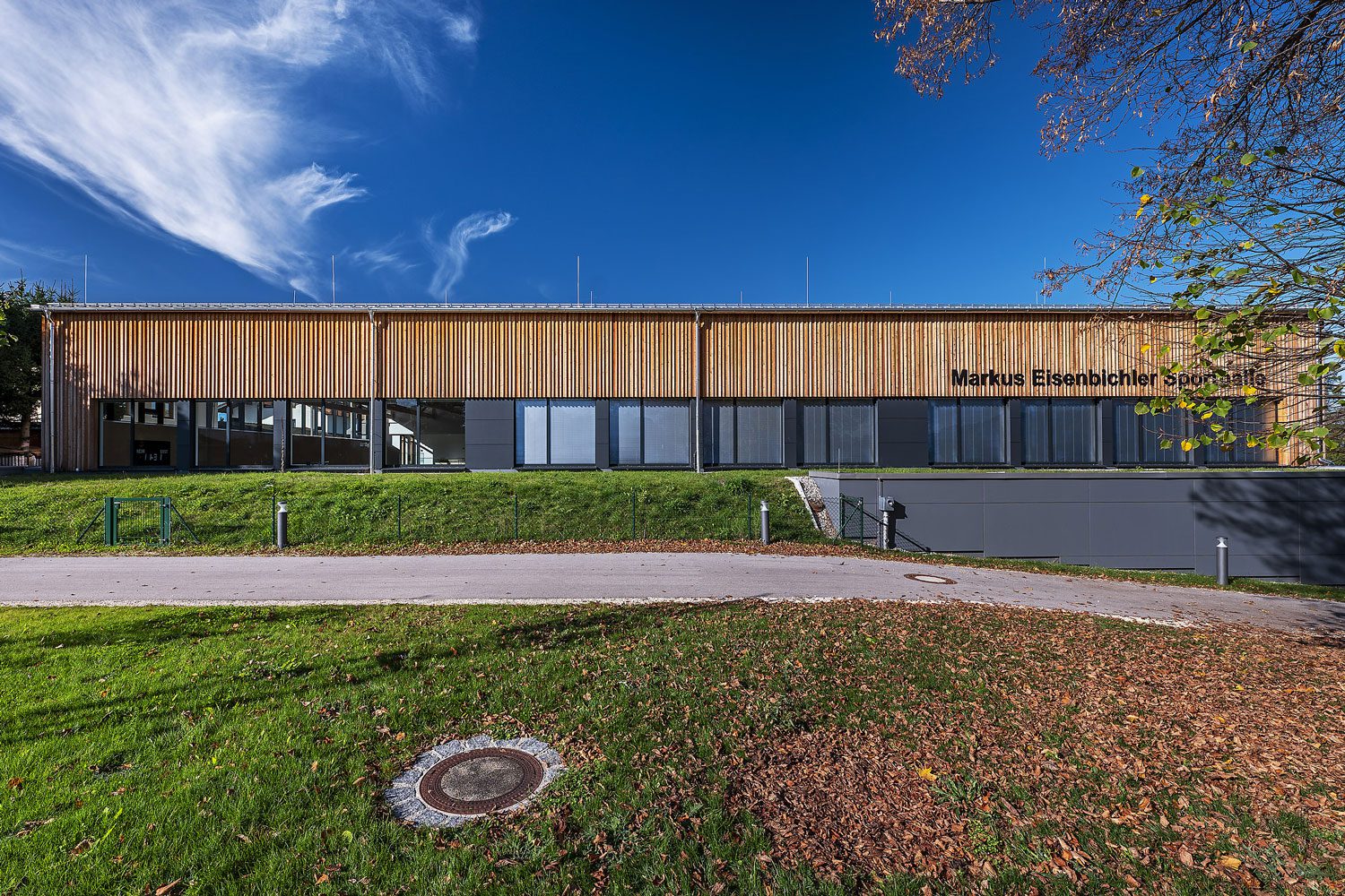 glas seele Referenz Turnhalle Siegsdorf, Außenansicht Pfosten-Riegel-Fassade